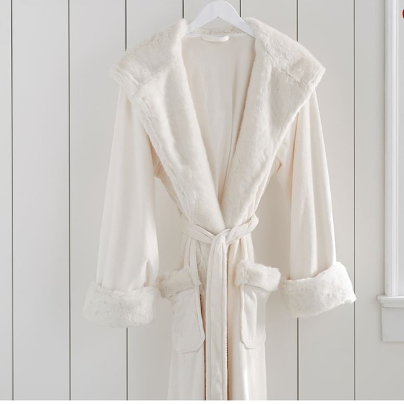 NWOT Pottery Barn Faux Fur Hooded Bath Robe - Ivory Alpaca - Picture 2 of 16